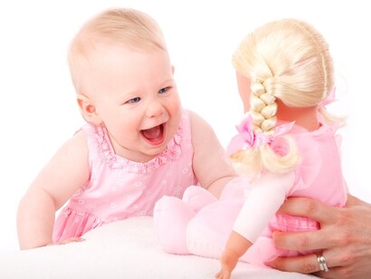 Por que as meninas devem brincar com bonecas?