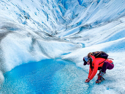 La experiencia de trekking en el Perito Moreno culmina con un brindis con bebida enfriada directamente en el hielo del glaciar. Santa Cruz, Argentina