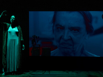 Giorgia Cerruti in “Favola”. L’attrice inscena tre sogni al centro dei quali ci sono sempre la violenza maschile e la subalternità femminile © Franco Rabino