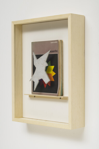 Rodrigo Cass Formal Manifesto [Desenho], 2014, Concreto, vidro, livro e madeira sobre papel, 47 x 36 x 9 cm. Photo: Eduardo Ortega, Cortesia Galeria Fortes Vilaça