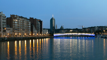 Lieja, el puente Alberto I iluminado por la noche,2019, Bélgica