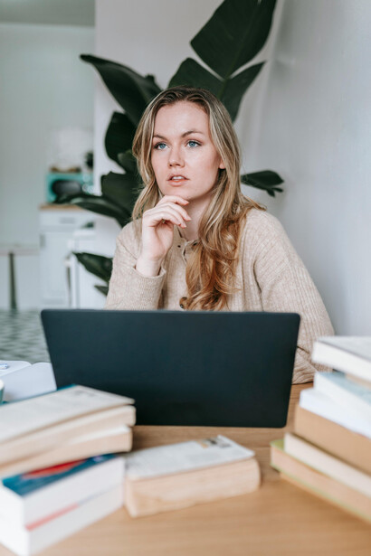 Cuestionar cada detalle del universo creado evita que la historia avance sobre un vacío elegante pero inconsistente