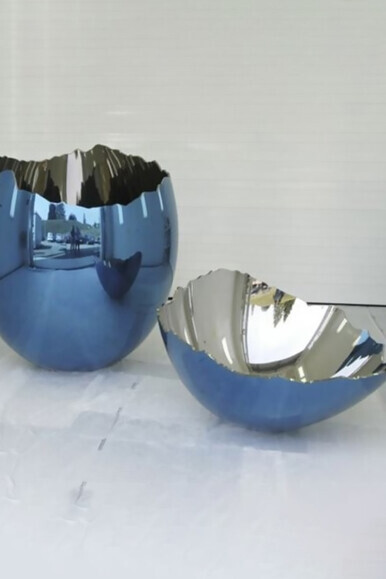 Jeff Koons: Cracked Egg (Blue) (1994–2006). Courtesy of the artist/Gagosian. This
work fetched $33.7 million in 2014 was noted to have lost roughly half its value over the
past decade, reflecting market correction in high-end contemporary lots