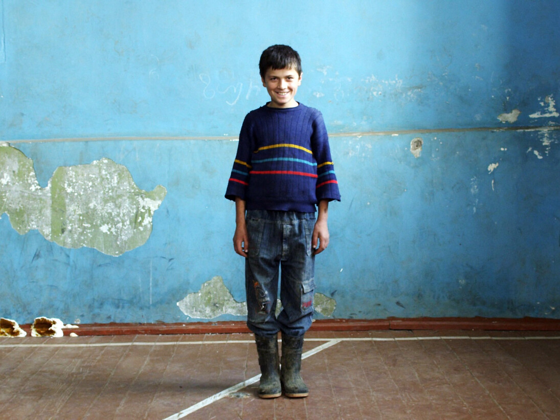 The Machine Which Makes Everything Disappear (Manqana, romelic kvelafers gaaqrobs). 2012. Georgia/Germany. Written and Directed by Tinatin Gurchiani. Image courtesy of Icarus Films.