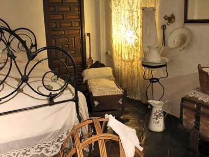 Dormitorio rural, Exhibition view. Courtesy of Museo Unicaja de Artes y Costumbres Populares