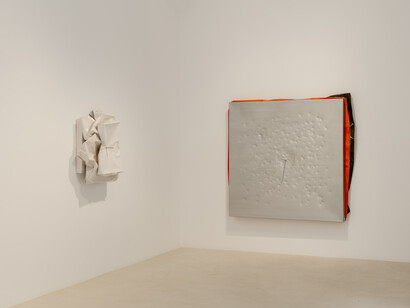 Ángela De la Cruz, Super bulto, exhibition view. Courtesy of Travesía Cuatro