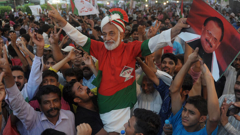 Pakistani supporters of the Muttahida Qaumi Movement (MQM)