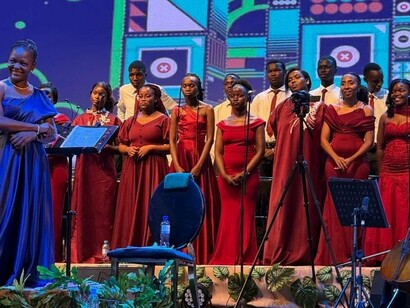Com o coro e a Orquestra Xiquitsi em palco, o concerto “O Compositor” apostou numa fusão entre música popular moçambicana e linguagem sinfónica. A cenografia colorida e a presença coletiva dos músicos reforçaram o caráter grandioso da apresentação