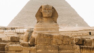 Gran Esfinge y Gran Pirámide de Guiza fotografiadas durante el día en Guiza, Egipto