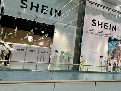 El caso de Shein se ha convertido en un símbolo de esta tensión. Su modelo de producción hiperacelerado, de precios bajos y distribución masiva —que desborda el marco regulatorio europeo— expone la fragilidad de sectores enteros de la economía francesa.  Shein, Temu, Aliexpress y Wish investigados por venta de muñecas pornográficas en Francia