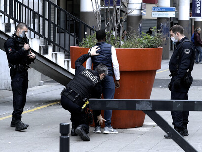 Grupos de derechos internacionales alegan que la policía francesa se centra en los negros y las personas de ascendencia árabe al elegir a quién detener y revisar