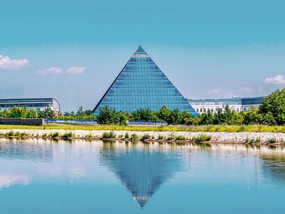 L’architettura di Nur-Sultán (ex Astana) è caratterizzata da edifici futuristici e simbolici, progettati da architetti di fama mondiale, che riflettono l’ambizione della città di essere una capitale moderna e visionaria. Nur-Sultán, Kazakistan   