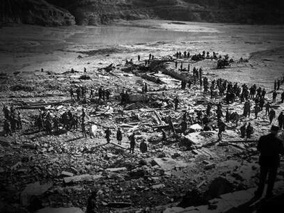 Persone esaminano la gravità della situazione in seguito al disastro ambientale, tra il Friuli-Venezia Giulia e il Veneto, Italia