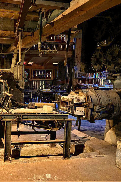 Stadt: Västervik, Dorf: Almvik, in Schweden. Trockenscheune eines Hoffmannschen Ringofens. Im Vordergrund: eine Ziegelformmaschine aus dem 19. Jahrhundert