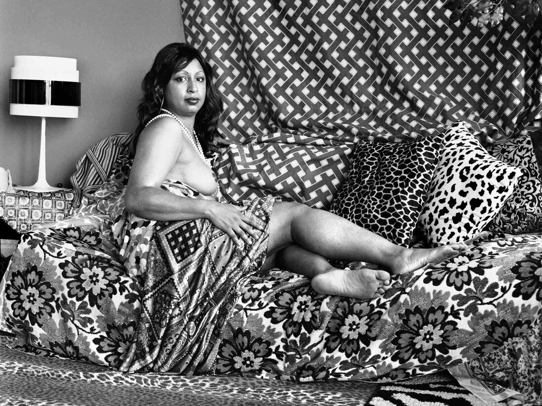 Mickalene Thomas, Be a Sweetheart in Black and White, 2006, Photographie barytée virée au sélénium, Selenium toned fiber print, 55,88 x 64,77 x 3,81 cm, Édition 2/6, Édition de 6 + 2 Épreuves d’artiste, Courtesy Mickalene Thomas & Galerie Nathalie Obadia Paris/Bruxelles. Copyright: Mickalene Thomas Studio