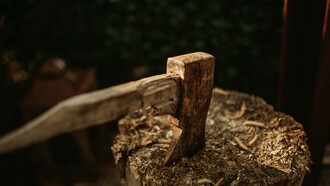 Dolorante, come il legno colpito dall’ascia