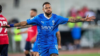 A idolatria por Neymar entre jovens estudantes reflete uma carência de representações diversificadas e uma busca por modelos que inspirem identidade e sucesso. Essa admiração demonstra como figuras midiáticas influenciam as aspirações e valores de uma geração