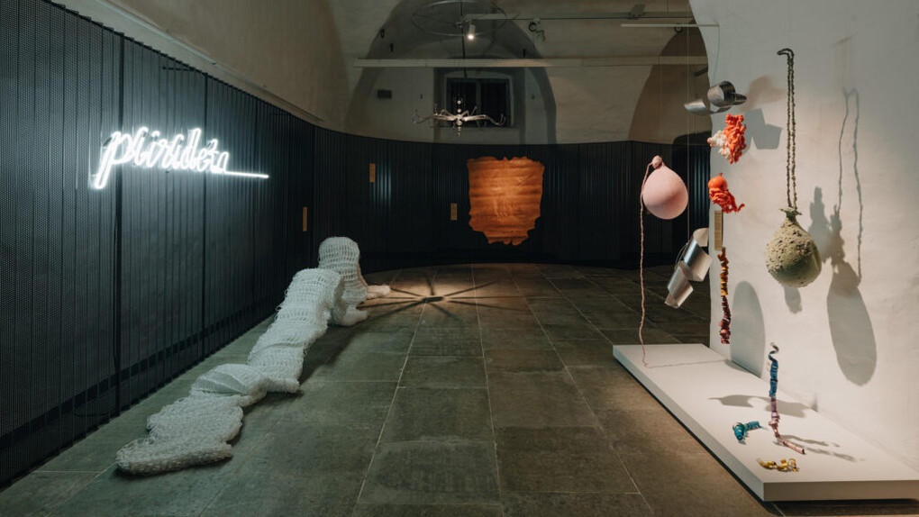 Various artists, Between borders, between materials, exhibition view. Courtesy of Estonian Museum of Applied Art and Design