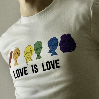 Le t-shirt à message permet de défendre la liberté d’aimer