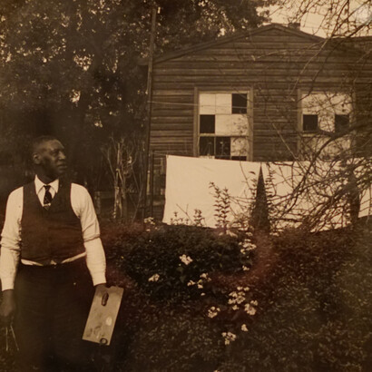 Arnold Newman americano, 1918-2006, Horace Pippin , 1945. Stampa alla gelatina d'argento. Horace Pippin, che visse e lavorò a West Chester, in Pennsylvania, USA, era un veterano della prima guerra mondiale che iniziò a dipingere in parte per riprendersi dalle ferite riportate in battaglia al braccio destro. Dipinse soggetti personali che vanno dai ricordi d'infanzia e scene osservate alla guerra, al razzismo e alla storia americana. Fu riconosciuto durante la sua vita come un notevole artista autodidatta, e oggi è celebrato come un grande pittore americano