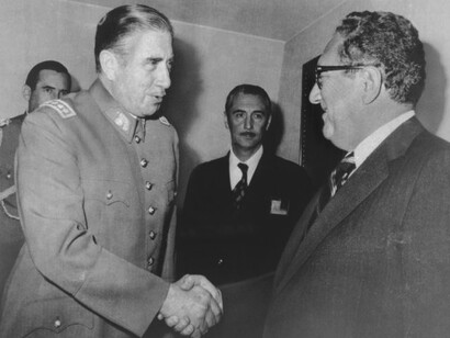 Augusto Pinochet, saluda al entonces secretario de Estado de EEUU, Henry Kissinger