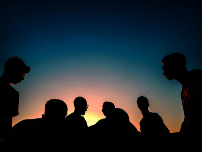 Siluetas de personas. La humanidad como entidad es parte del universo y se rige por sus mismos principios y leyes