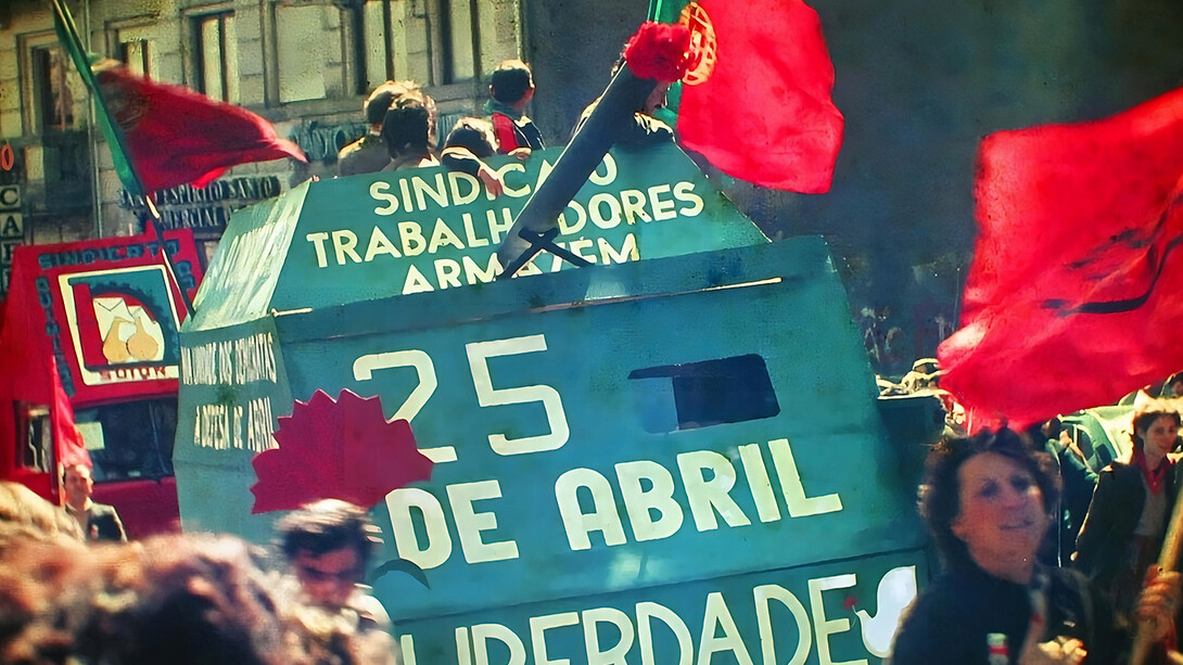 Revolução dos Cravos. A Revolução dos Cravos tardou, mas concretizou-se a 25 de abril de 1974 pela mão do Movimento das Forças Armadas (MFA), conseguindo assim derrubar aquele que foi o regime ditatorial mais longo da Europa