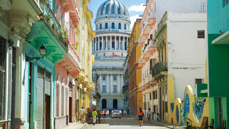 Calle en La Habana Vieja con el Capitolio al fondo