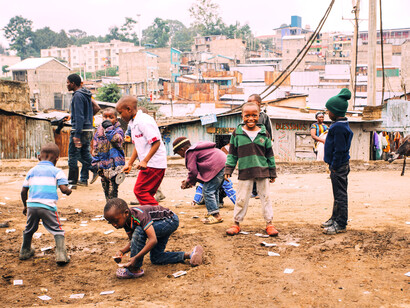 É o impedimento que vemos quando se nasce em bolsões de miséria, sujeito a abandono, fome e desabrigo; Crianças na India