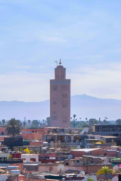 Le minaret veille sur Marrakech (Maroc), tandis que l’Atlas dessine l’horizon de la ville ocre