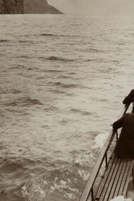 Escursionisti sul battello durante la navigazione, 23 giugno 1902, Lago di Garda, Italia