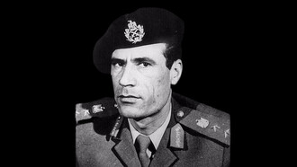 Mouammar Muhammad Abu Minyar al-Kadhafi était un officier militaire libyen, révolutionnaire, homme politique et théoricien politique qui a dirigé la Libye de 1969 jusqu'à son assassinat par les forces rebelles libyennes en 2011