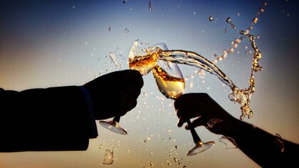 E para cada pessoa sobra um pouco do que o outro deixou, e afinal das contas precisamos pensar o que será feito com isso para que não nos tornemos vitimizados ou traumatizados eternamente. Como posso reproduzir ou catar os caquinhos e me reestruturar