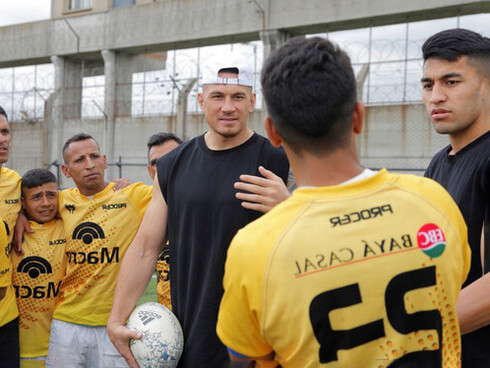 El deporte se convierte así en una herramienta de redención, capaz de sembrar esperanza donde antes solo había encierro