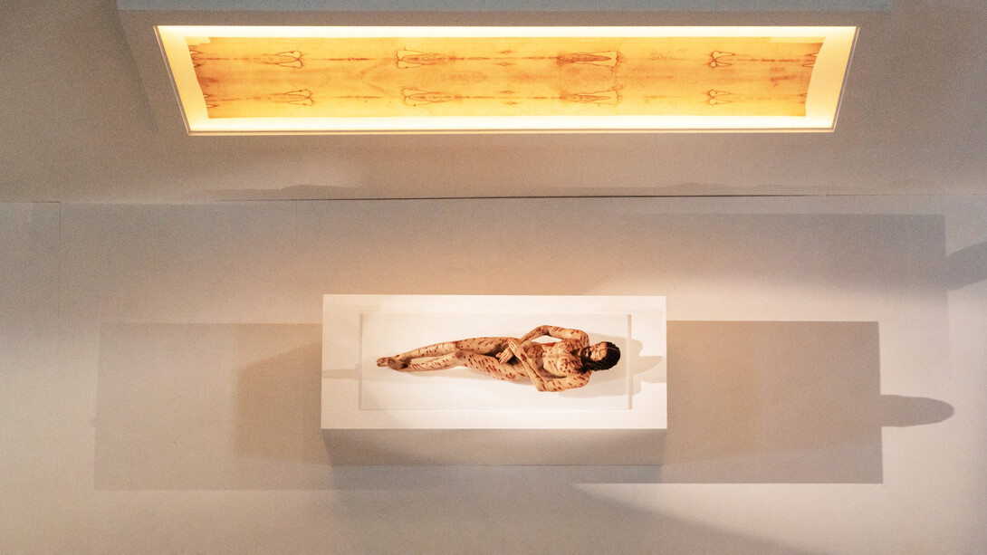 El hombre misterioso en la catedral de Salamanca, España