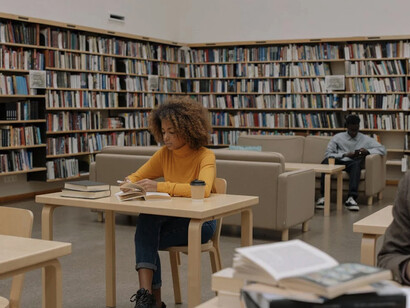 Trabajando en la biblioteca cada uno por si cuenta