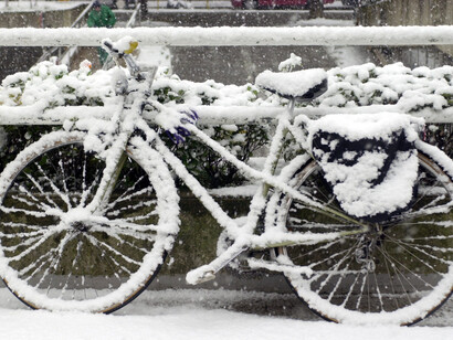 Una bicicleta cubierta por la nieve