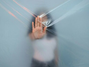 A veces, en medio de la discusión, la mente se eleva y observa la escena como si todos fuéramos actores representando un mismo drama humano