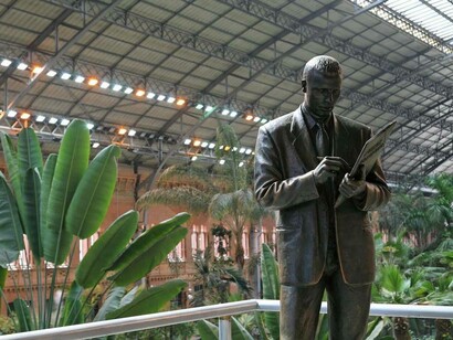 Estación de Atocha, Madrid. Estatua en el jardín tropical