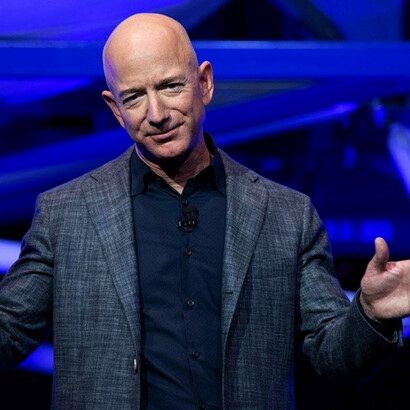Jeff Bezos: desde mediados de 2018 hasta fines de 2019, se mantuvo como la segunda persona más rica del mundo, siendo la primera persona en superar los 100,000 millones de dólares en la lista Forbes de los multimillonarios del mundo