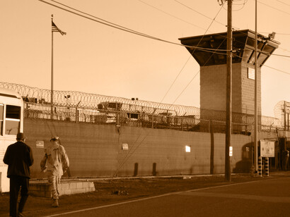 Ya convertida en prisión militar, se estima que unos 780 prisioneros pasaron por Guantánamo desde su apertura (aún permanecen 40 de ellos)