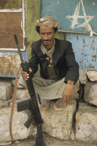 Yemenita con il Jambia e kalashnikov
