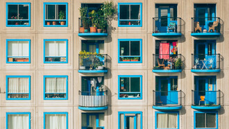Apartamentos. Pequenos ditadores em potência de condomínios com quotas em atraso, alheios à velocidade do mundo, com a Europa a tremer de frio e o Putin a testar uma nova arma