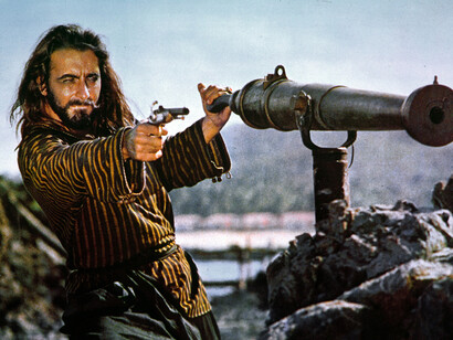Kabir Bedi (Sandokan) in una scena dello sceneggiato televisivo