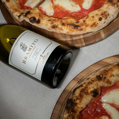 Ogni fetta di pizza è un viaggio nella storia italiana — un gesto antico, semplice, che unisce le persone attorno a un profumo familiare. Ph Luigi Boccardo