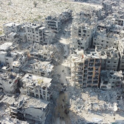 La popolazione rimasta vive in condizioni disperate, tra carenze di cibo, acqua potabile, medicine e un sistema sanitario al collasso. Mahmoud Isleem/Anadolu