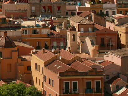 Cagliari, na Itália. É impressionante, quando vamos no comboio turístico, que sai da Praça Carmine, observar o labiríntico das ruas e ruelas e igrejas e Portas e séculos e séculos de construções, que vão das escadarias do Bastião de S. Rémy, à Catedral, cuja fachada impressiona pela beleza e pela diferença arquitetónica, até aos mármores que se encontram no seu interior, sobretudo na cripta