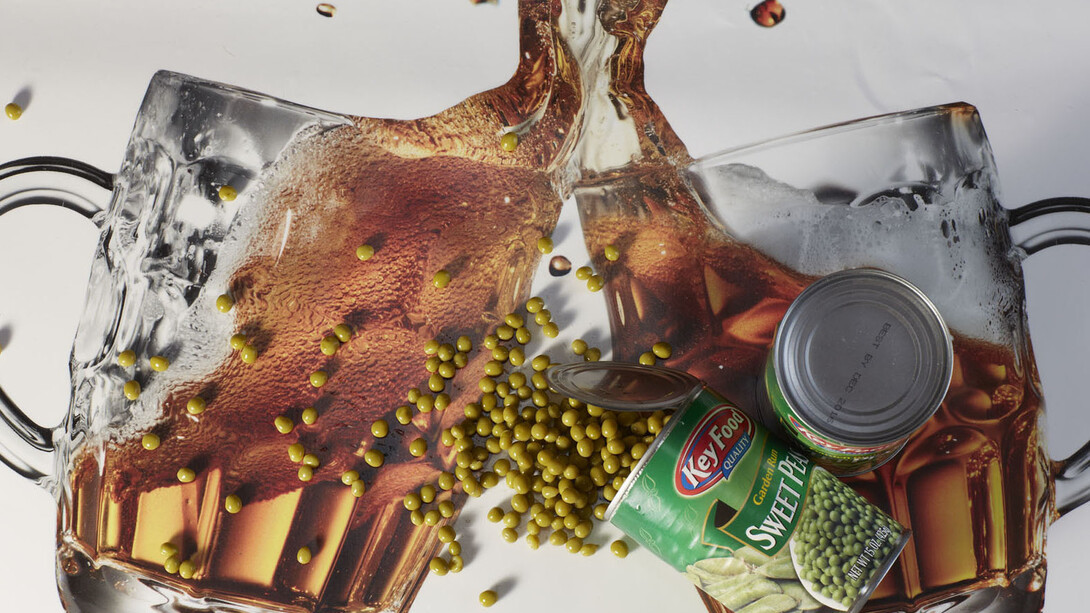 Roe Ethridge, Beer Mugs and Sweet Peas © Roe Ethridge. Courtesy of greengrassi, London