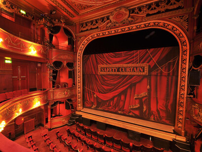 «El teatro es el lugar donde las lágrimas de virtuosos y malvados hombres se mezclaron por igual» – Denis Diderot