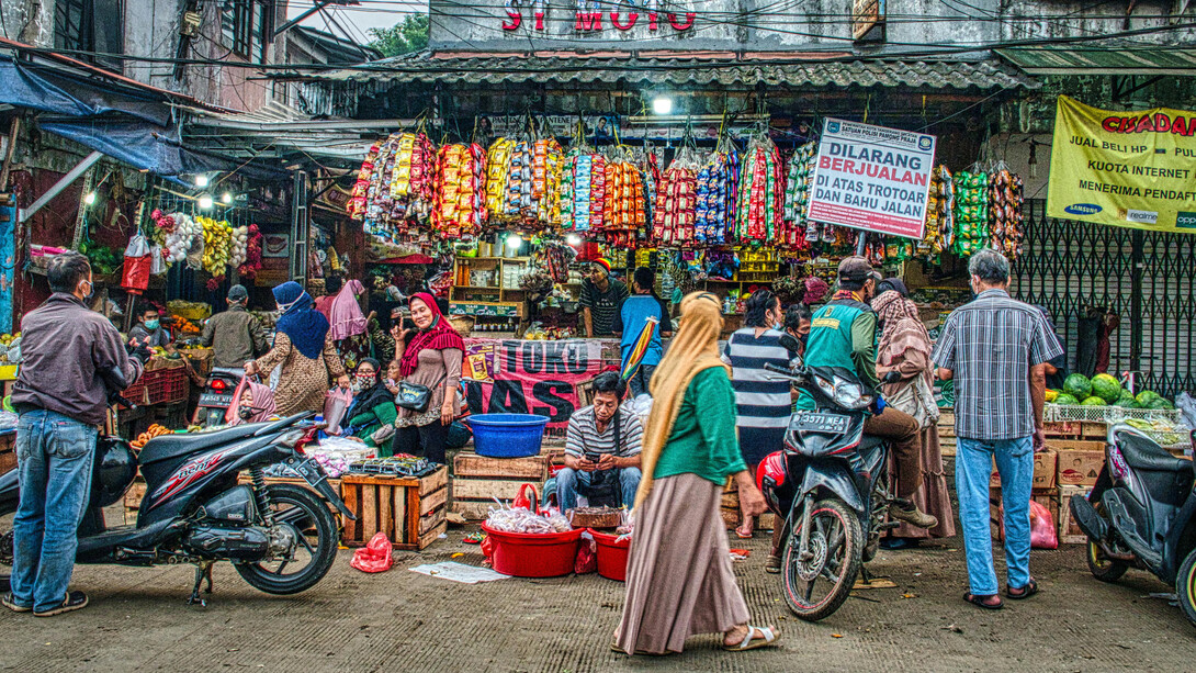 The bustling streets of Jakarta, Indonesia, are alive with food vendors serving up delicious local dishes like gado-gado, reflecting the city’s diverse cultural heritage